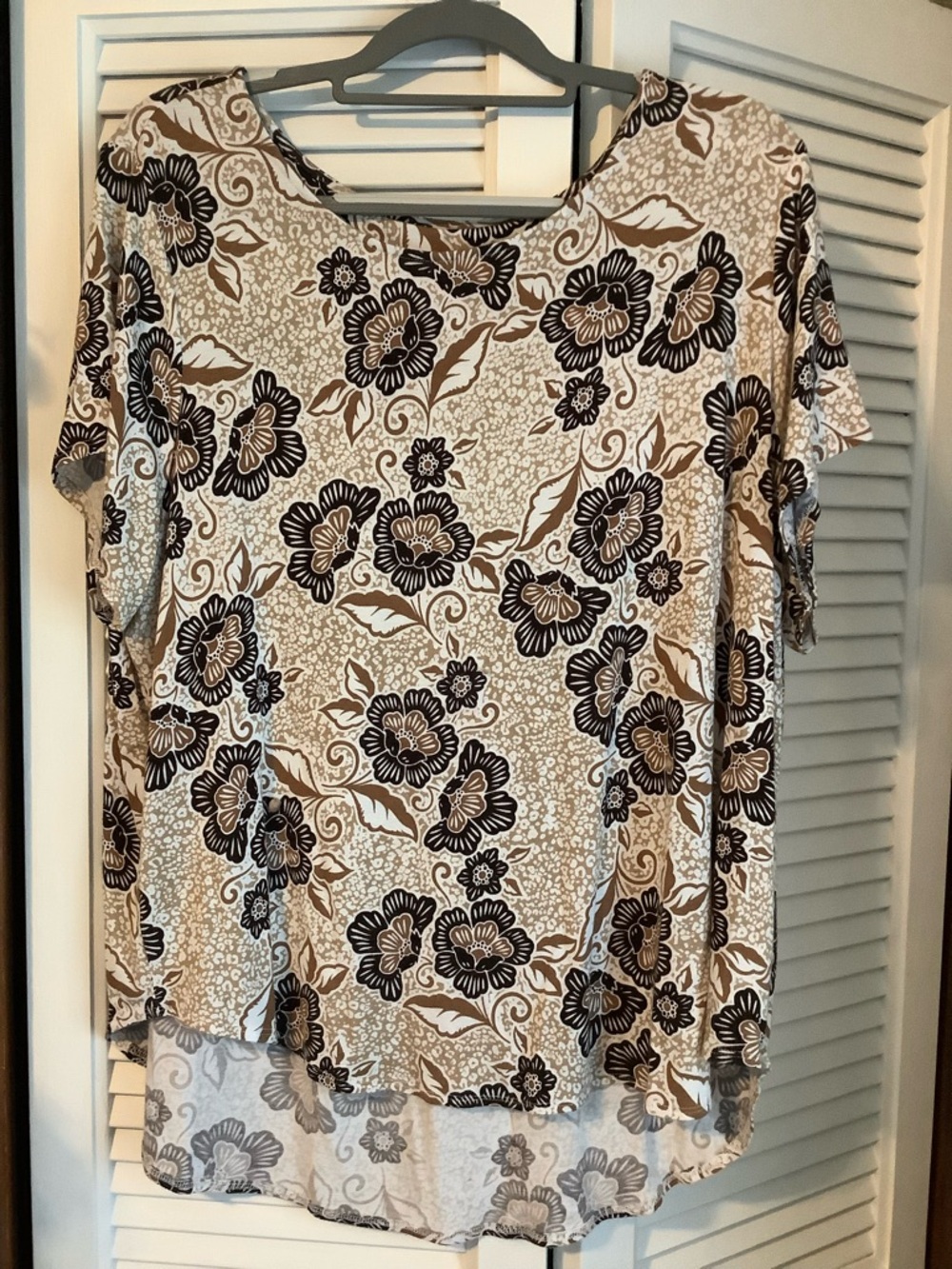 Women's Floral Short Sleeve Top in Beige and Black size 2x